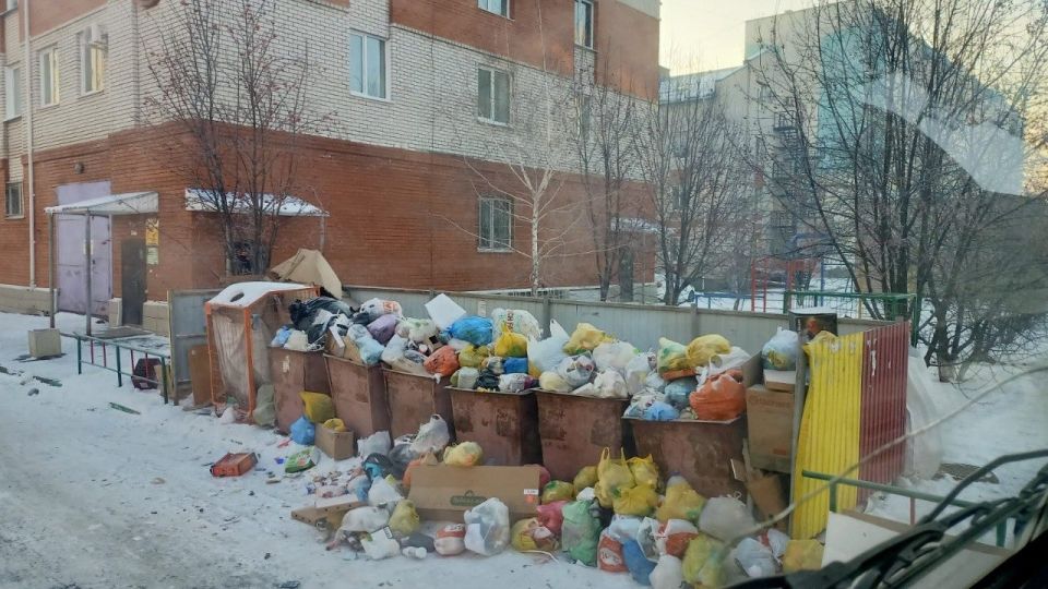 Переполненные мусорный контейнеры