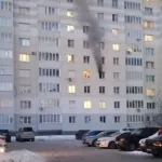 Черный дым из окна. В Барнауле загорелась квартира в многоэтажке