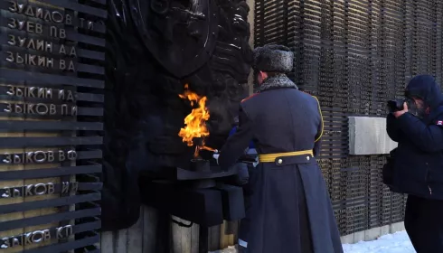 Вечный огонь с Могилы Неизвестного Солдата зажгли на Мемориале Славы в Барнауле