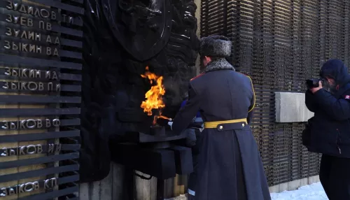 Вечный огонь с Могилы Неизвестного Солдата зажгли на Мемориале Славы в Барнауле