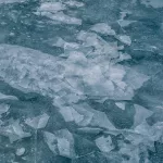 Сибиряк врезался в мост на дрейфующей по Енисею льдине и пропал