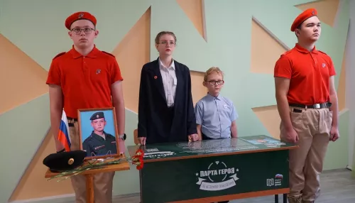 Единая Россия установила две Парты Героя в школах Павловского района