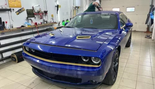 В Барнауле ярко-синий маслкар Dodge Challenger продают за 4,5 млн рублей