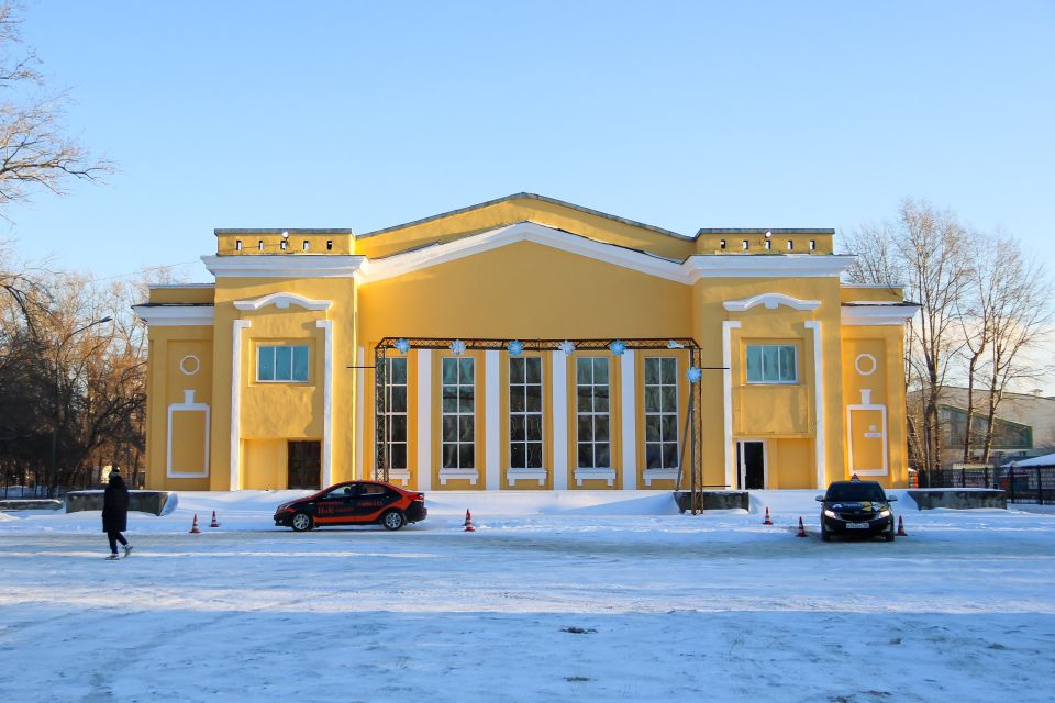 Здание бывшего ДК "Трансмаш" на проспекте Ленина, 152