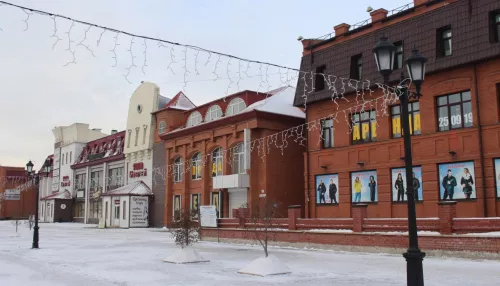 В Барнауле начали строительство новогоднего городка на Мало-Тобольской