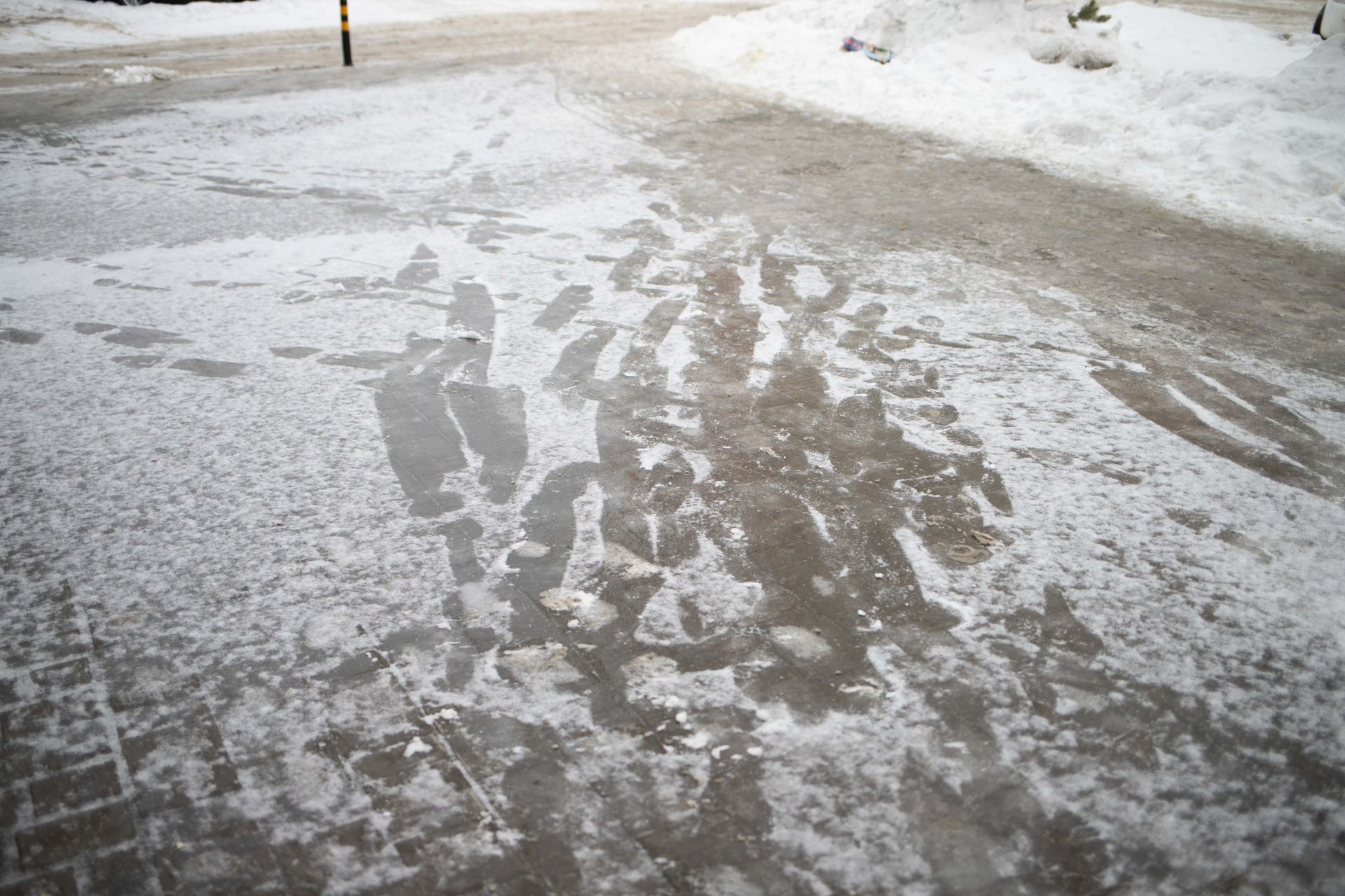 Заледеневшая корка на снегу после короткой оттепели. Места покрытые льдом тротуары. Ледяная корка на снегу. Борьба с ледяными корками на полях. Гололед Ледяная корка.