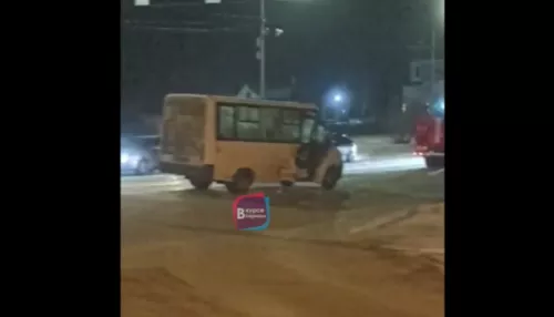 В Барнауле на перекрестке произошло ДТП с участием маршрутки