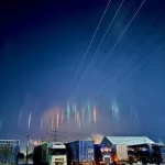 Жители Барнаула ночью наблюдали удивительные световые столбы. Фото