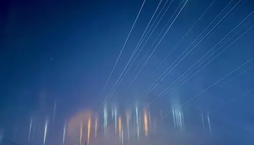 Жители Барнаула ночью наблюдали удивительные световые столбы. Фото