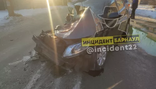 В Барнауле грузовик раздавил легковушку на проспекте Коммунаров