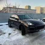 В Барнауле за 11 млн рублей продают панорамный Porsche в бронепленке