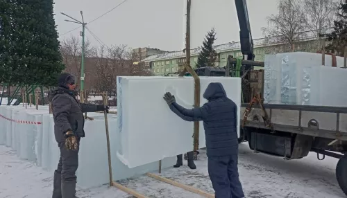 В Бийске показали, как создают ледяной новогодний городок