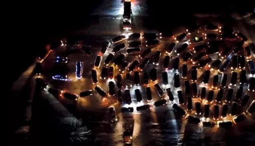 Рубцовские водители составили огромного светящегося снеговика из машин