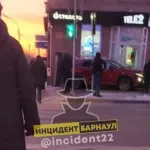 В Барнауле Lexus сбил пешехода на тротуаре и врезался в дом