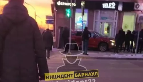 В Барнауле Lexus сбил пешехода на тротуаре и врезался в дом