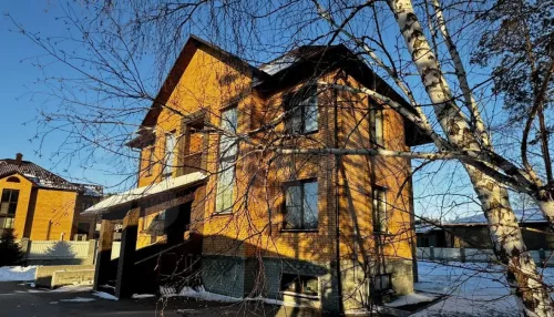Под Барнаулом почти за 30 млн рублей продают большой дом на тупиковой улице