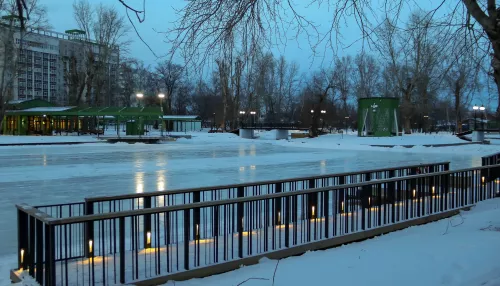 В барнаульском парке Изумрудный готовятся к открытию катка