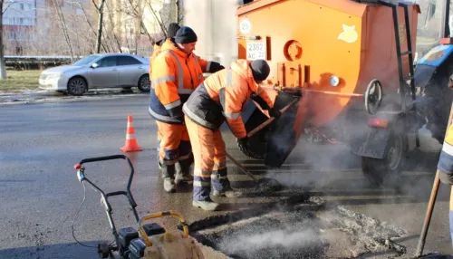В Барнауле с потеплением продолжили ямочный ремонт дорог