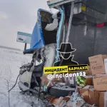 Грузовик съехал с дороги после столкновения с фурой на трассе Барнаул – Бийск