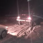 В Алтайском крае автомобиль слетел с дороги и застрял в снегу