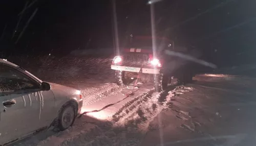 В Алтайском крае автомобиль слетел с дороги и застрял в снегу