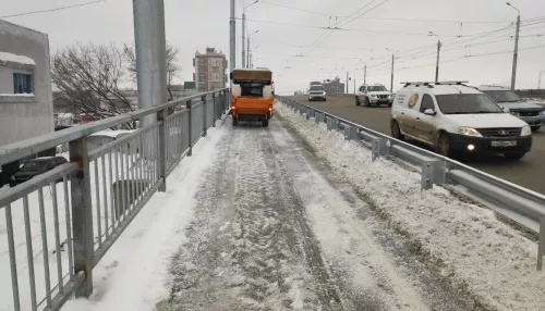 В Барнауле после жалоб почистили тротуары на мосту возле Нового рынка