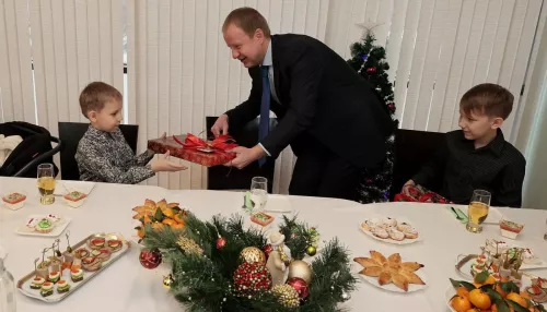 Томенко исполнил новогодние желания детей из многодетной семьи