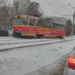В Барнауле трамвай сошел с рельсов на улице Попова – образовалась пробка