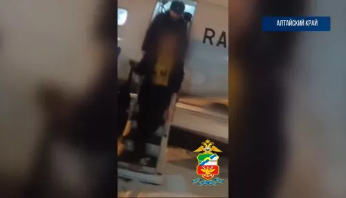 В аэропорту Барнаула полиция вывела из самолета нетрезвого авиадебошира