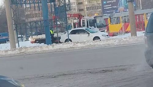 По прямой без кольца: в Барнауле автомобиль слетел с дороги около кардиоцентра