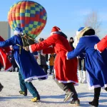 Вперед, Новый год! Как в Барнауле прошел забег Дедов Морозов и Снегурочек. Фото