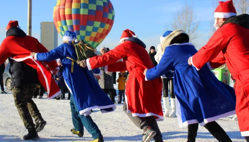 Вперед, Новый год! Как в Барнауле прошел забег Дедов Морозов и Снегурочек. Фото