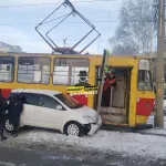 В Барнауле иномарка зацепила трамвай и врезалась в дорожный знак