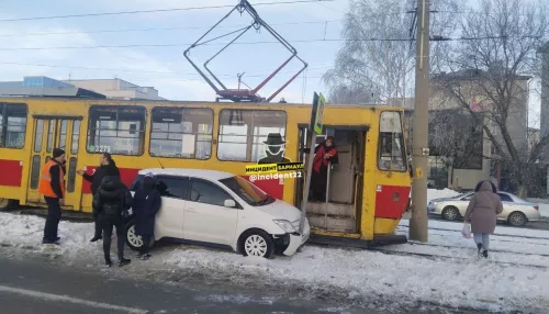 В Барнауле иномарка зацепила трамвай и врезалась в дорожный знак