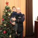 Главный алтайский полицейский подарил пятилетнему барнаульцу световой стол