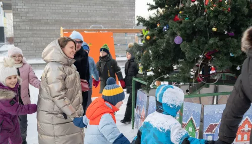 Во дворах Барнаула провели новогодние праздники с конкурсами и призами