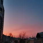 В небе над Барнаулом раскинулся нежный розовый рассвет. Фото
