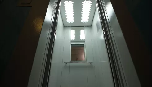 Новогоднее чудо: в многоэтажке Барнаула отремонтировали семь лифтов