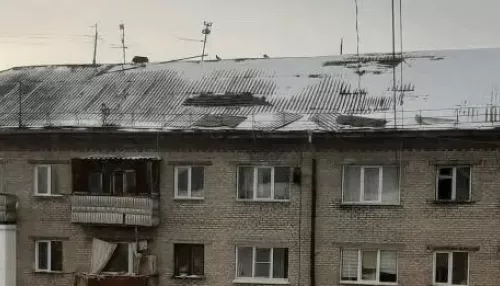 Барнаулец сообщил об угрожающем жизни шифере на краю крыши