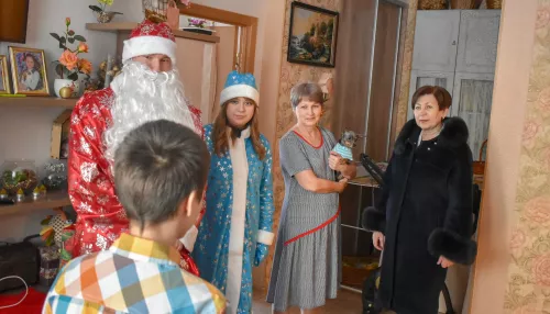 Спикер Барнаульской гордумы пришла в гости к школьнику и его бабушке