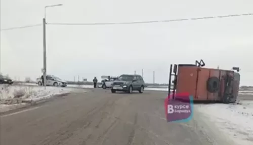 В Алтайском крае на трассе в ДТП перевернулся мусоровоз