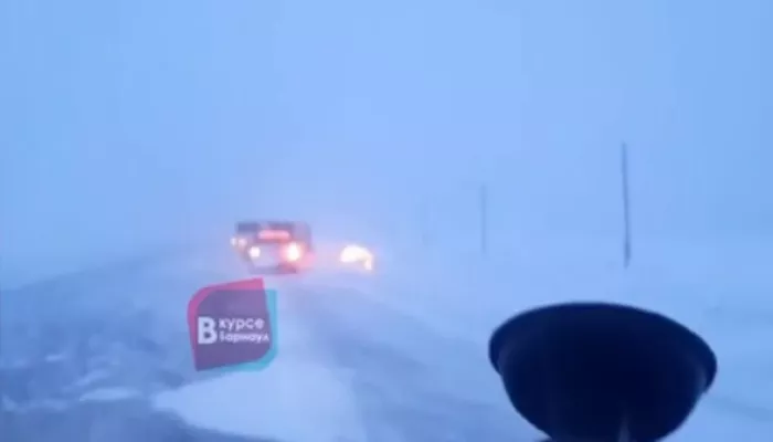 В Алтайском крае в метель с трассы слетают автомобили