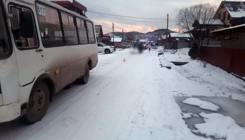 В алтайском селе мальчик погиб, вылетев на ледянке под автобус