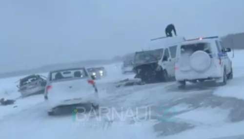 В Алтайском крае на трассе произошло серьезное лобовое ДТП
