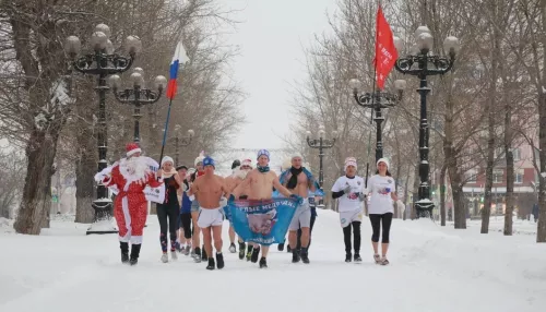 Барнаульские моржи провели закал-пробег по проспекту Ленина 1 января