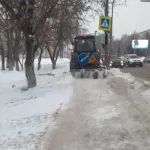 В Барнауле продолжается очистка улиц и дорог от снега