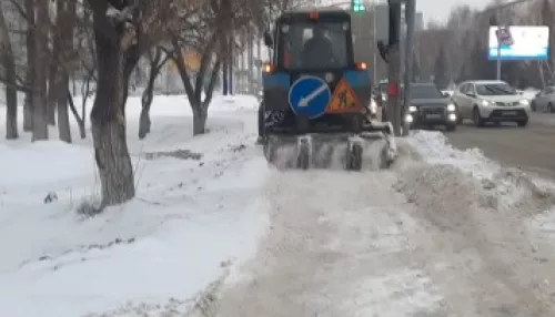 В Барнауле продолжается очистка улиц и дорог от снега