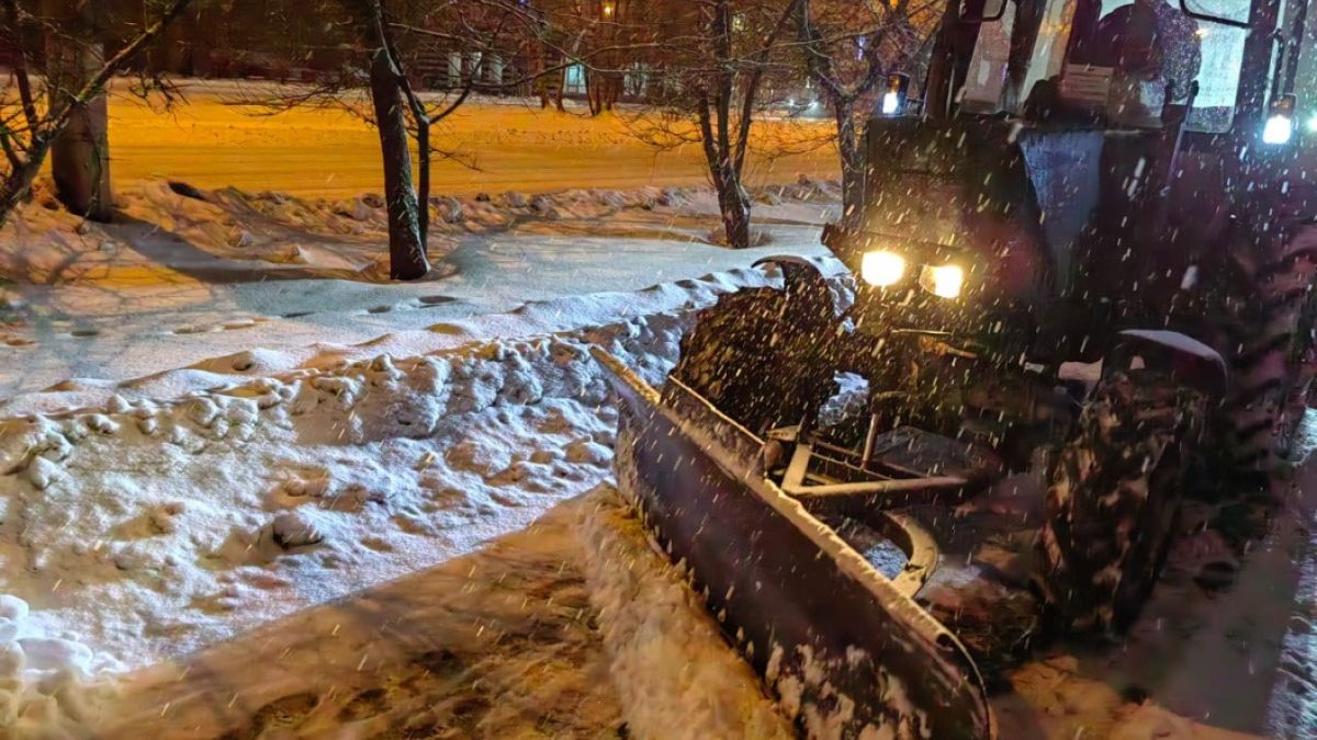 Очистка дорог Барнаула в ночь со 2 на 3 января