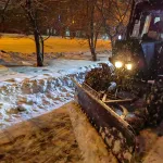 Дорожники Барнаула продолжают борьбу со снежной стихией