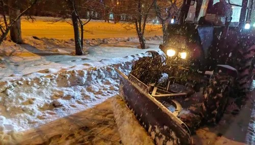 Дорожники Барнаула продолжают борьбу со снежной стихией